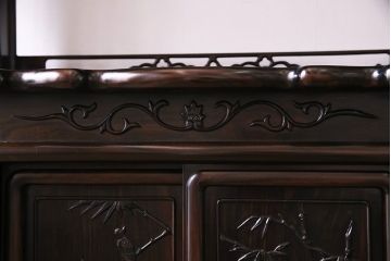 アンティーク家具　アンティーク　黒檀材　凝った意匠が目を引く上品な茶棚(飾り棚、戸棚)