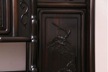 アンティーク家具　アンティーク　黒檀材　凝った意匠が目を引く上品な茶棚(飾り棚、戸棚)