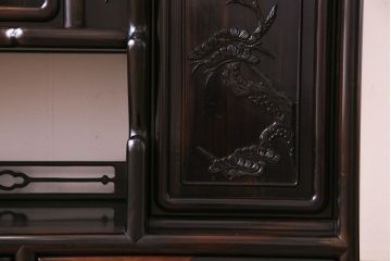 アンティーク家具　アンティーク　黒檀材　凝った意匠が目を引く上品な茶棚(飾り棚、戸棚)