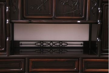 アンティーク家具　アンティーク　黒檀材　凝った意匠が目を引く上品な茶棚(飾り棚、戸棚)