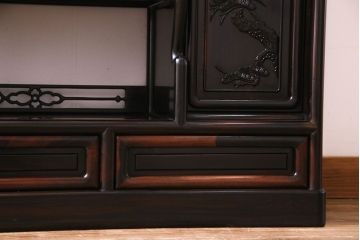 アンティーク家具　アンティーク　黒檀材　凝った意匠が目を引く上品な茶棚(飾り棚、戸棚)