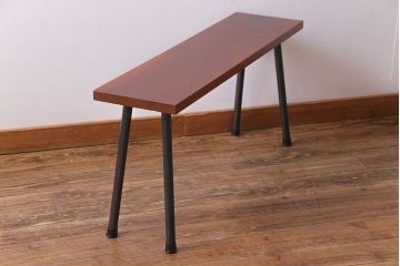 アンティーク家具　昭和中期　漆塗り　くっきりとした木目が美しいケヤキ材一枚板の鉄脚ベンチ(板座チェア、飾り台)