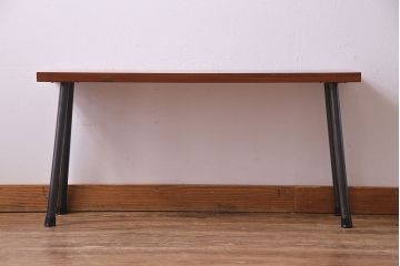 アンティーク家具　昭和中期　漆塗り　くっきりとした木目が美しいケヤキ材一枚板の鉄脚ベンチ(板座チェア、飾り台)