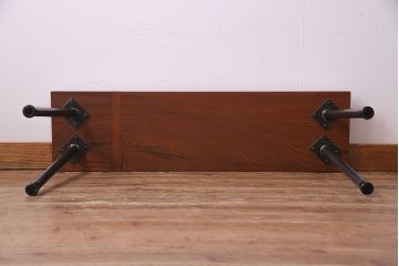 アンティーク家具　昭和中期　漆塗り　くっきりとした木目が美しいケヤキ材一枚板の鉄脚ベンチ(板座チェア、飾り台)