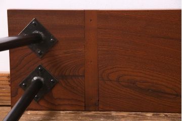 アンティーク家具　昭和中期　漆塗り　くっきりとした木目が美しいケヤキ材一枚板の鉄脚ベンチ(板座チェア、飾り台)