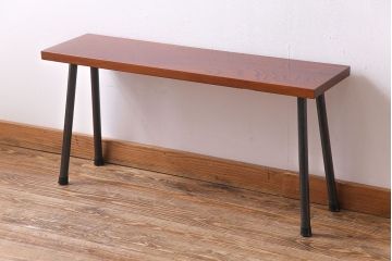 アンティーク家具　昭和中期　漆塗り　くっきりとした木目が美しいケヤキ材一枚板の鉄脚ベンチ(板座チェア、飾り台)