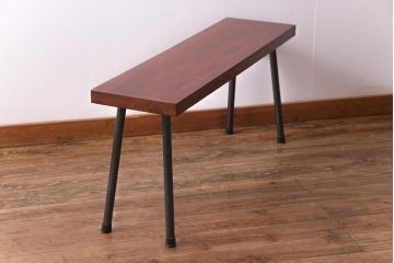 アンティーク家具　昭和中期　漆塗り　くっきりとした木目が美しいケヤキ材一枚板の鉄脚ベンチ(板座チェア、飾り台)(1)