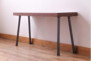 アンティーク家具　昭和中期　漆塗り　くっきりとした木目が美しいケヤキ材一枚板の鉄脚ベンチ(板座チェア、飾り台)(1)