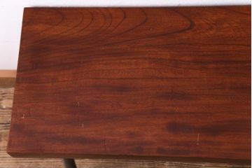 アンティーク家具　昭和中期　漆塗り　くっきりとした木目が美しいケヤキ材一枚板の鉄脚ベンチ(板座チェア、飾り台)(1)