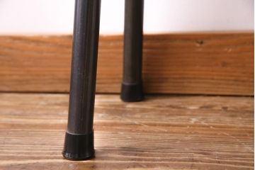 アンティーク家具　昭和中期　漆塗り　くっきりとした木目が美しいケヤキ材一枚板の鉄脚ベンチ(板座チェア、飾り台)(1)