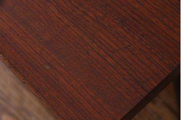 アンティーク雑貨　昭和中期　漆塗り　くっきりとした木目が美しいケヤキ材一枚板の鉄脚ベンチ(板座チェア、飾り台)(2)