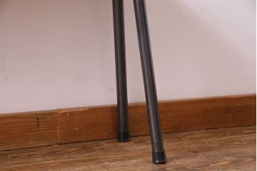 アンティーク雑貨　昭和中期　漆塗り　くっきりとした木目が美しいケヤキ材一枚板の鉄脚ベンチ(板座チェア、飾り台)(2)