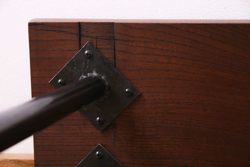 アンティーク雑貨　昭和中期　漆塗り　くっきりとした木目が美しいケヤキ材一枚板の鉄脚ベンチ(板座チェア、飾り台)(2)