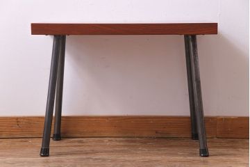 アンティーク雑貨　昭和中期　漆塗り　くっきりとした木目のケヤキ材を使った鉄脚スツール(ベンチ、板座チェア、飾り台)