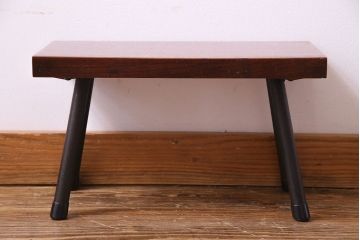 アンティーク雑貨　リメイク品　くっきりとした木目の一枚板を使用した鉄脚ベンチ(飾り台、花台、踏み台)