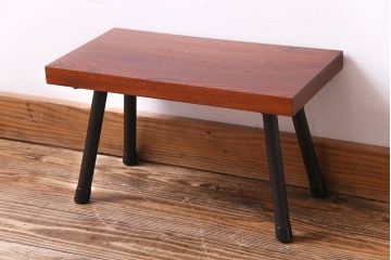 アンティーク雑貨　リメイク品　くっきりとした木目の一枚板を使用した鉄脚ベンチ(飾り台、花台、踏み台)