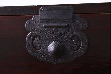 アンティーク家具　和製アンティーク　杉材　巾着金具と漆塗りが魅力の松本箪笥(和タンス、衣装箪笥、整理箪笥)