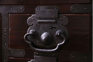 アンティーク家具　和製アンティーク　杉材　巾着金具と漆塗りが魅力の松本箪笥(和タンス、衣装箪笥、整理箪笥)
