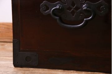 アンティーク家具　和製アンティーク　杉材　巾着金具と漆塗りが魅力の松本箪笥(和タンス、衣装箪笥、整理箪笥)