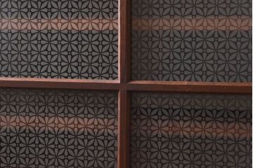 アンティーク家具　和製アンティーク　前面ケヤキ材　花ガラスがおしゃれな重ね収納棚(食器棚、飾り棚)