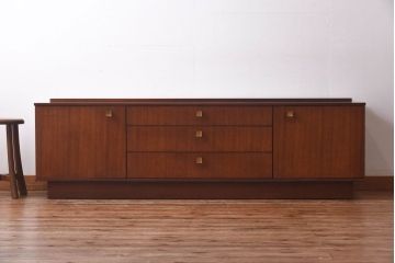 ヴィンテージ家具　ビンテージ　チーク材　シックな取っ手がおしゃれなローボード(リビングボード、キャビネット)