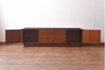 ヴィンテージ家具　ビンテージ　チーク材　シックな取っ手がおしゃれなローボード(リビングボード、キャビネット)