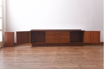 ヴィンテージ家具　ビンテージ　チーク材　シックな取っ手がおしゃれなローボード(リビングボード、キャビネット)