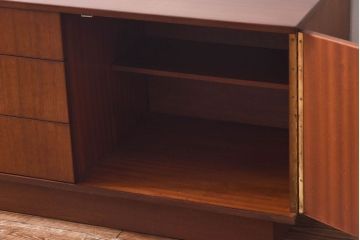 ヴィンテージ家具　ビンテージ　チーク材　シックな取っ手がおしゃれなローボード(リビングボード、キャビネット)