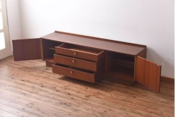 ヴィンテージ家具　ビンテージ　チーク材　シックな取っ手がおしゃれなローボード(リビングボード、キャビネット)