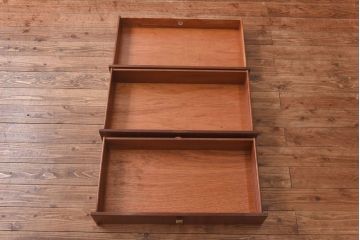 ヴィンテージ家具　ビンテージ　チーク材　シックな取っ手がおしゃれなローボード(リビングボード、キャビネット)