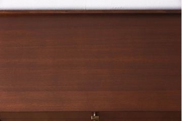 ヴィンテージ家具　ビンテージ　チーク材　シックな取っ手がおしゃれなローボード(リビングボード、キャビネット)