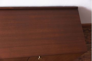 ヴィンテージ家具　ビンテージ　チーク材　シックな取っ手がおしゃれなローボード(リビングボード、キャビネット)