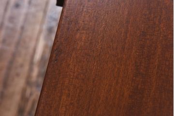 ヴィンテージ家具　ビンテージ　チーク材　シックな取っ手がおしゃれなローボード(リビングボード、キャビネット)