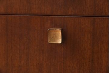 ヴィンテージ家具　ビンテージ　チーク材　シックな取っ手がおしゃれなローボード(リビングボード、キャビネット)