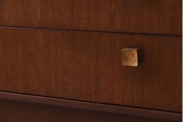 ヴィンテージ家具　ビンテージ　チーク材　シックな取っ手がおしゃれなローボード(リビングボード、キャビネット)