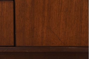 ヴィンテージ家具　ビンテージ　チーク材　シックな取っ手がおしゃれなローボード(リビングボード、キャビネット)