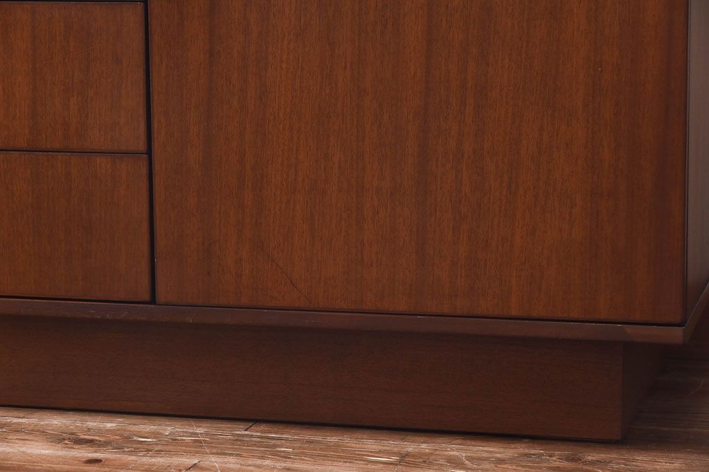 ヴィンテージ家具　ビンテージ　チーク材　シックな取っ手がおしゃれなローボード(リビングボード、キャビネット)