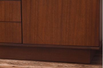 ヴィンテージ家具　ビンテージ　チーク材　シックな取っ手がおしゃれなローボード(リビングボード、キャビネット)