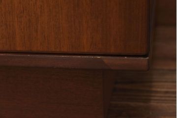 ヴィンテージ家具　ビンテージ　チーク材　シックな取っ手がおしゃれなローボード(リビングボード、キャビネット)