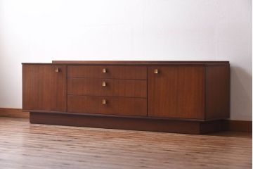 ヴィンテージ家具　ビンテージ　チーク材　シックな取っ手がおしゃれなローボード(リビングボード、キャビネット)
