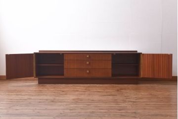 ヴィンテージ家具　ビンテージ　チーク材　シックな取っ手がおしゃれなローボード(リビングボード、キャビネット)
