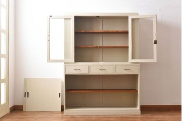 ペイント家具　優しげなアイボリーが可愛らしいカップボード(食器棚、飾り棚、キャビネット)