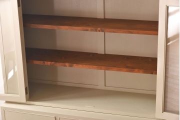 ペイント家具　優しげなアイボリーが可愛らしいカップボード(食器棚、飾り棚、キャビネット)