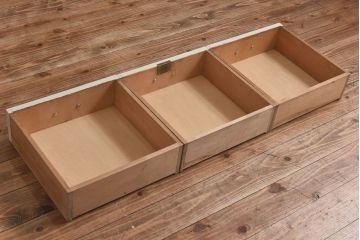 ペイント家具　優しげなアイボリーが可愛らしいカップボード(食器棚、飾り棚、キャビネット)