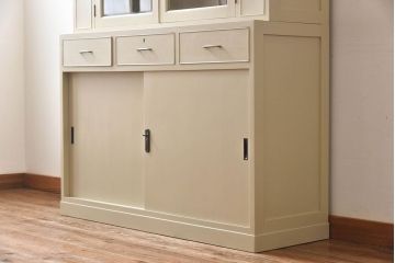 ペイント家具　優しげなアイボリーが可愛らしいカップボード(食器棚、飾り棚、キャビネット)