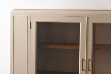 ペイント家具　優しげなアイボリーが可愛らしいカップボード(食器棚、飾り棚、キャビネット)