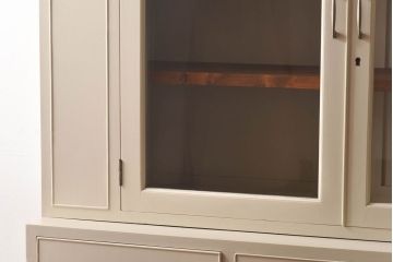 ペイント家具　優しげなアイボリーが可愛らしいカップボード(食器棚、飾り棚、キャビネット)