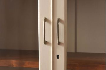 ペイント家具　優しげなアイボリーが可愛らしいカップボード(食器棚、飾り棚、キャビネット)