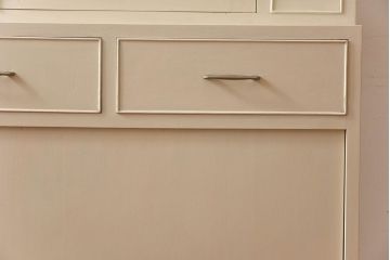 ペイント家具　優しげなアイボリーが可愛らしいカップボード(食器棚、飾り棚、キャビネット)