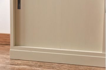 ペイント家具　優しげなアイボリーが可愛らしいカップボード(食器棚、飾り棚、キャビネット)